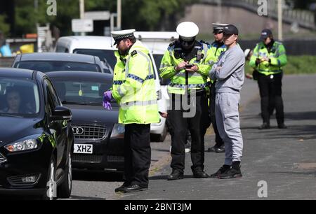 Brighton, Regno Unito. 16 Apr 2020. La polizia effettua i controlli di arresto del veicolo sulla A23 a nord di Brighton mentre gli automobilisti si dirigono verso la città e la costa dopo l'introduzione di misure per portare il paese fuori dai blocchi. Credit: James Boardman/Alamy Live News Foto Stock