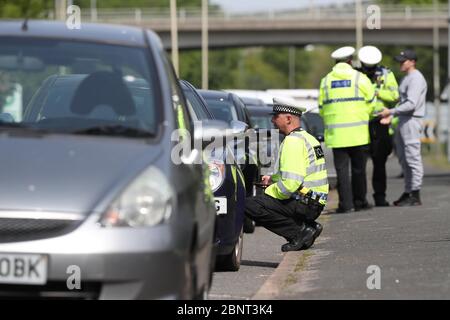 Brighton, Regno Unito. 16 Apr 2020. La polizia effettua i controlli di arresto del veicolo sulla A23 a nord di Brighton mentre gli automobilisti si dirigono verso la città e la costa dopo l'introduzione di misure per portare il paese fuori dai blocchi. Credit: James Boardman/Alamy Live News Foto Stock