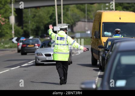 Brighton, Regno Unito. 16 Apr 2020. La polizia effettua i controlli di arresto del veicolo sulla A23 a nord di Brighton mentre gli automobilisti si dirigono verso la città e la costa dopo l'introduzione di misure per portare il paese fuori dai blocchi. Credit: James Boardman/Alamy Live News Foto Stock