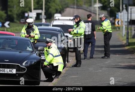 Brighton, Regno Unito. 16 Apr 2020. La polizia effettua i controlli di arresto del veicolo sulla A23 a nord di Brighton mentre gli automobilisti si dirigono verso la città e la costa dopo l'introduzione di misure per portare il paese fuori dai blocchi. Credit: James Boardman/Alamy Live News Foto Stock