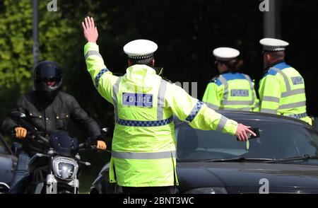 Brighton, Regno Unito. 16 Apr 2020. La polizia effettua i controlli di arresto del veicolo sulla A23 a nord di Brighton mentre gli automobilisti si dirigono verso la città e la costa dopo l'introduzione di misure per portare il paese fuori dai blocchi. Credit: James Boardman/Alamy Live News Foto Stock