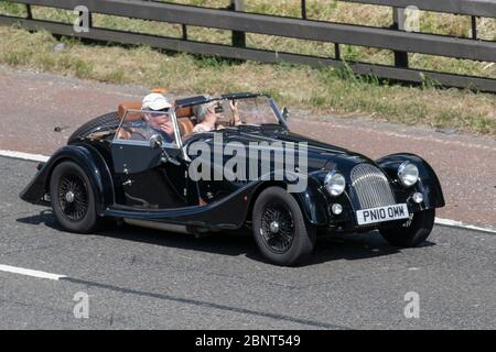 2010 1595cc Black Morgan auto sportiva; veicoli veicolari in movimento, veicoli in marcia su strade del Regno Unito, motori, motori sulla M6 autostrada Foto Stock