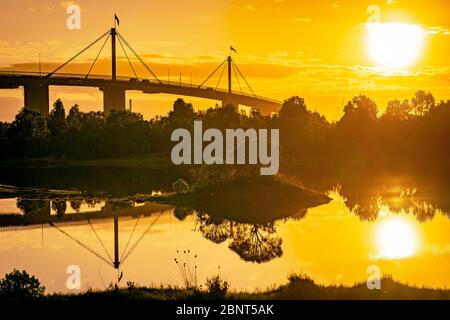 West Gate Bridge appena prima del tramonto visto dal West Gate Park, Melbourne, Australia Foto Stock