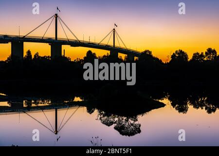 Ponte West Gate al tramonto visto dal parco West Gate, Melbourne, Australia Foto Stock