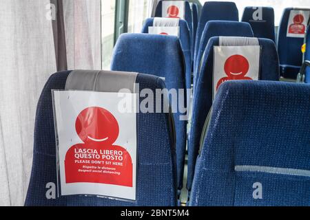 COVID-19 autobus di trasporto pubblico durante la pandemia di coronavirus. Foto Stock