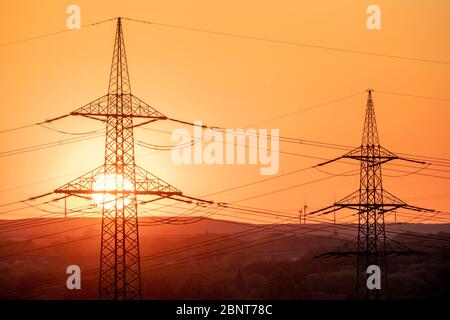 Poli di potenza nel nord di Essen, NRW, Germania Foto Stock