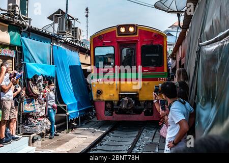 Mae Klong / Thailandia - 11 febbraio 2020: Nome di questo luogo Maeklong mercato ferroviario o noto come Maeklong treno Bazaar in Thailandia Foto Stock