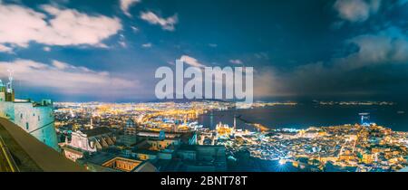 Napoli, Italia. Vista superiore Skyline Cityscape In illuminazione serale. Mar Tirreno e del paesaggio con il vulcano Vesuvio. Città in illuminazione notturna. Foto Stock