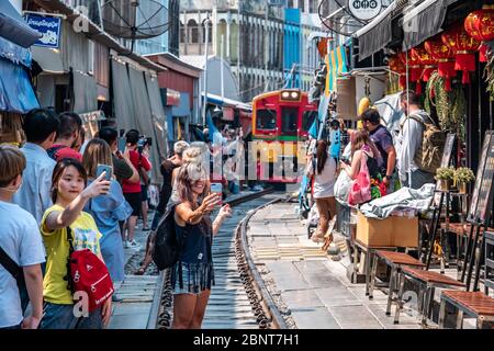 Mae Klong / Thailandia - 11 febbraio 2020: Nome di questo luogo Maeklong mercato ferroviario o noto come Maeklong treno Bazaar in Thailandia Foto Stock