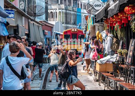 Mae Klong / Thailandia - 11 febbraio 2020: Nome di questo luogo Maeklong mercato ferroviario o noto come Maeklong treno Bazaar in Thailandia Foto Stock