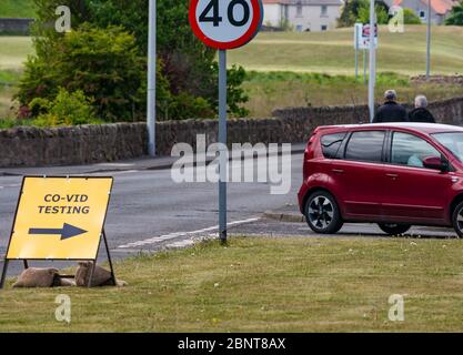 Cockenzie, East Lothian, Scozia, Regno Unito. 16 maggio 2020. Stazione di test Covid-19: Ex stazione di potenza di Cockenzie, acquistata da East Lothian Council da Scottish Power, apre oggi come drive-through COVID-19 centro di test. È gestito dai militari (51 ° Brigata di Fanteria) per i lavoratori di chiave o un membro della loro famiglia con sintomi. Funziona come una struttura autonoma e drive-through con persone che rimangono nel veicolo durante i test come parte della strategia di test, tracciamento e isolamento del governo scozzese. Si vede solo un trickle di auto Foto Stock