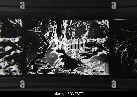 Fine anni '70 vintage contatto stampa in bianco e nero fotografia estrema di un astratto Foto Stock