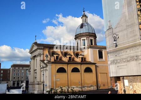 Chiesa di San Rocco tutti Augusteo - Chiesa di San Rocco tutto Augusteo con Largo San Rocco nella città di Roma Foto Stock