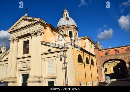 Chiesa di San Rocco tutti Augusteo - Chiesa di San Rocco tutto Augusteo con Largo San Rocco nella città di Roma Foto Stock