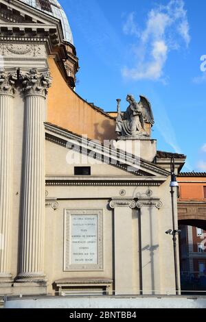 Chiesa di San Rocco allAugusteo - Chiesa di San Rocco allAugusteo con Largo San Rocco nella città di Roma Foto Stock