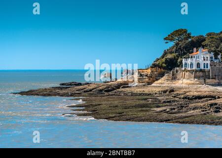 Saint-Palais-sur-Mer, Francia: Lussuosa villa bianca con vista sul mare, costruita su una costa rocciosa vicino al centro città e alla spiaggia Plage du Bureau. Foto Stock