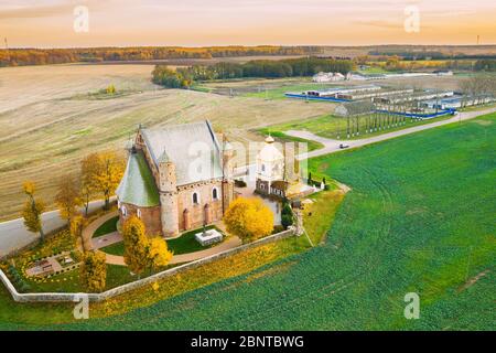 Synkavichy, Zelva Distretto, Provincia di Hrodna, Bielorussia. Antenna Bird's-eye chiesa di San Michele Arcangelo. Chiesa ortodossa orientale. Bielorusso Goth Foto Stock