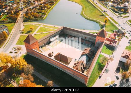 Lida, Bielorussia. Veduta Aerea Dell'Uccello Dello Skyline Della Città. Castello Di Lida In Sunny Autunno Giorno. Famoso Luogo Di Interesse Storico Popolare. Foto Stock