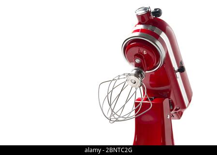Elegante mixer rosso da cucina con percorso di ritaglio isolato su sfondo bianco. Miscelatore elettrico professionale in acciaio con frusta in metallo. Foto Stock
