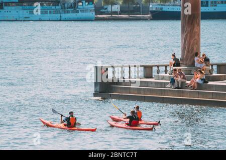 Stoccolma, Svezia - 30 Giugno 2019: persone galleggiante sul kayak vicino a Scenic famosa vista del terrapieno nella Città Vecchia di Stoccolma in estate. Gamla Stan in su Foto Stock