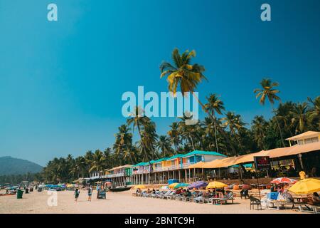 Canacona, Goa, India - 16 febbraio 2020: Persone che riposano alla famosa spiaggia di Palolem nel giorno della domenica estiva. Foto Stock