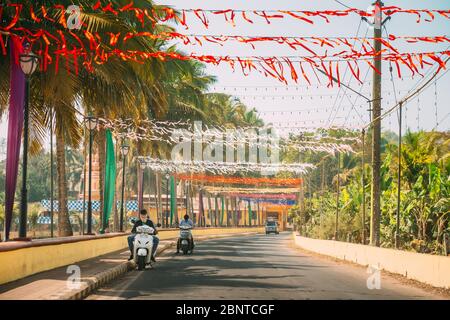 Mapusa, Goa, India - 19 febbraio 2020: Strada decorata con nastri al Tempio Hindu Vishwati Vishweshwar. Foto Stock