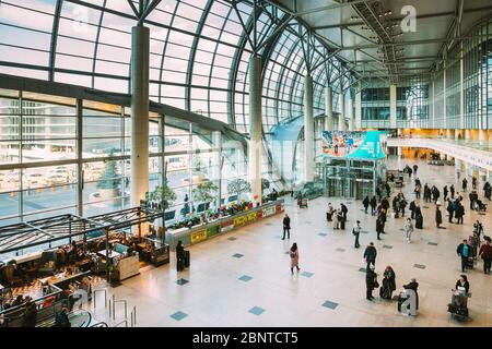 Mosca, Russia - 22 febbraio 2020: Persone in attesa di registrazione del volo nel terminal dell'aeroporto di Domodedovo. Foto Stock