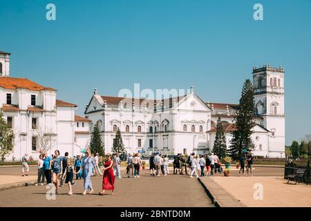 Old Goa, India - 19 febbraio 2020: Persone a piedi vicino se Catedral De Santa Catarina, noto come se Cathedral.Latin Rite Archdiocesana Romana di Foto Stock