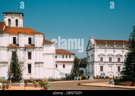 Old Goa, India - 19 febbraio 2020: Persone turisti camminando vicino alla Chiesa cattolica di San Francesco d'Assisi e la Santa Catedral De Santa Catarina, conosciuta Foto Stock