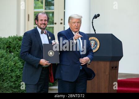 Il presidente degli Stati Uniti Donald J. Trump si pone per una foto con ben Ross, brackish Bowties "Masks by Makers", mentre gli presenta una lettera di riconoscimento durante una cerimonia di riconoscimento presidenziale sul lavoro duro, l'eroismo, E la speranza nel Rose Garden della Casa Bianca a Washington, DC, Stati Uniti il Venerdì, 15 maggio 2020. Credit: Stefani Reynolds/CNP /MediaPunch Foto Stock