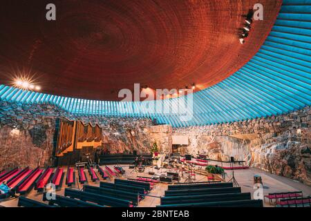 Helsinki, Finlandia - 7 Dicembre 2016: interno della Comunità Luterana Chiesa Temppeliaukio conosciuto anche come Chiesa di roccia e chiesa rupestre. Foto Stock