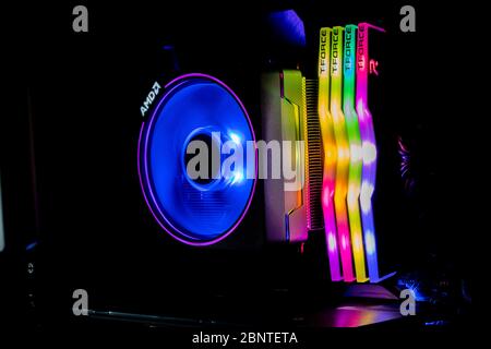 Chonburi, Thailandia - 16 MAGGIO 2020: Il colorato di AMD Wraith Prism Cooler per CPU Ryzen9 3900X con quattro T-Force DELTA RGB DDR4 DIMM nel computer Foto Stock