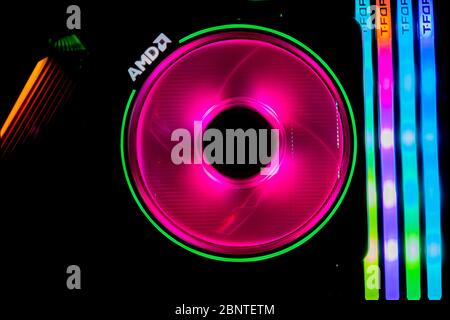 Chonburi, Thailandia - 16 MAGGIO 2020: Il colorato di AMD Wraith Prism Cooler per CPU Ryzen9 3900X con quattro T-Force DELTA RGB DDR4 DIMM nel computer Foto Stock