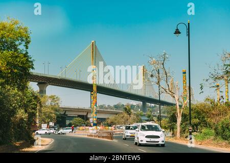 Panaji, Goa, India - 19 febbraio 2020: Il traffico passa sotto il ponte autostradale. Foto Stock