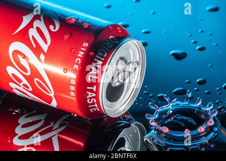 Bedford, Regno Unito, maggio 16,2020. Coca Cola può con spruzzi d'acqua su sfondo nero e gocce d'acqua Foto Stock