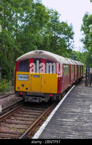 Treno che parte da Smallbrook Junction, in direzione di Shanklin, Island Line, Isle of Wight, Regno Unito Foto Stock