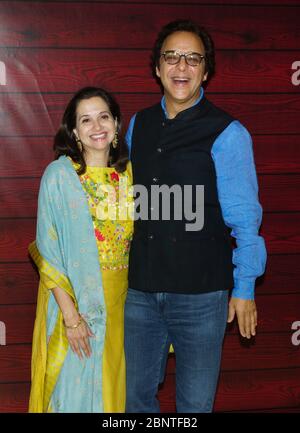 MUMBAI, INDIA - GENNAIO 17: Anupama Chopra e Vidhu Vinod Chopra durante la celebrazione del 75° compleanno di Javed Akhtar il 17 Gennaio 2020 a Mumbai, i Foto Stock