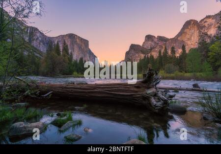 Vista panoramica della capitale di El e Cattedrale scogliera con fiume primo piano,sparare al mattino nella stagione primaverile,Yosemite National Park, California, Stati Uniti d'America. Foto Stock