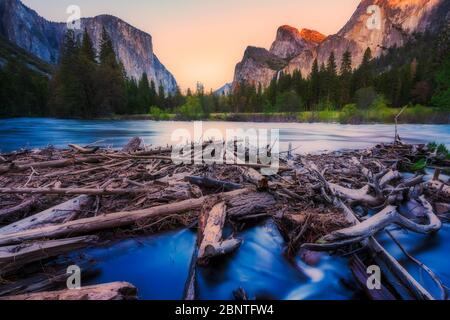 Vista panoramica della capitale di El e Cattedrale scogliera con fiume primo piano,sparare al mattino nella stagione primaverile,Yosemite National Park, California, Stati Uniti d'America. Foto Stock