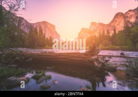 Vista panoramica della capitale di El e Cattedrale scogliera con fiume primo piano,sparare al mattino nella stagione primaverile,Yosemite National Park, California, Stati Uniti d'America. Foto Stock