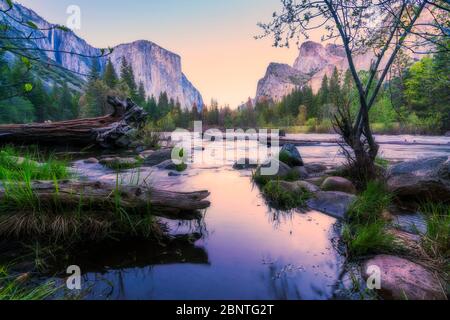 Vista panoramica della capitale di El e Cattedrale scogliera con fiume primo piano,sparare al mattino nella stagione primaverile,Yosemite National Park, California, Stati Uniti d'America. Foto Stock