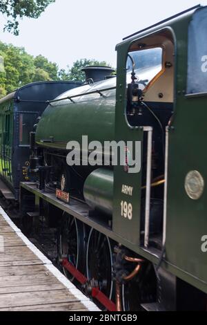 Locomotiva a vapore Hunslet 'austerità' WD198 'Royal Engineer' che arriva alla stazione di Smallbrook Junction, Isle of Wight Steam Railway, Isle of Wight, Regno Unito Foto Stock