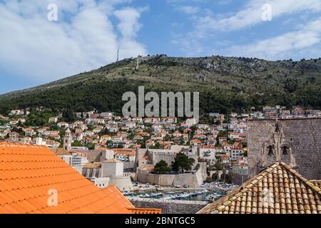 Guardando attraverso il porto di Dubrovnik verso il Monte SRD nel maggio 2017. Foto Stock