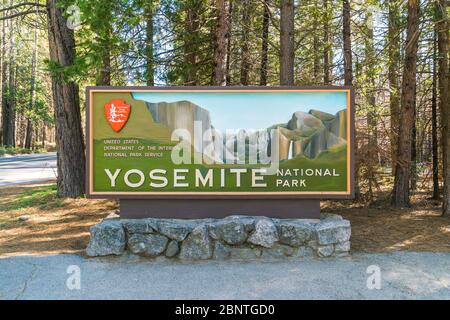 Parco Nazionale di Yosemite segno nell'ingresso,California,usa. per solo uso editoriale, -04/21/16. Foto Stock