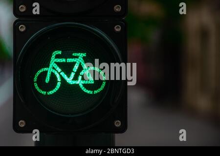 Trasporto sostenibile. Segnale del traffico in bicicletta, semaforo verde, bici da strada, zona o area libera per biciclette, condivisione delle biciclette Foto Stock