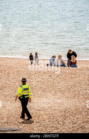 Brighton, Regno Unito. 16 maggio 2020. La scena su Brighton Beach Credit: Andrew Hasson/Alamy Live News Foto Stock