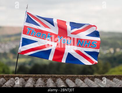 Newport, Galles, Regno Unito. 16 maggio 2020. Una bandiera di union jack con lo slogan grazie NHS, soffia nel vento sopra un tetto durante la pandemia di Coronavirus Covid-19 nel Regno Unito. Credit: Tracey Paddison/Alamy Live News Foto Stock