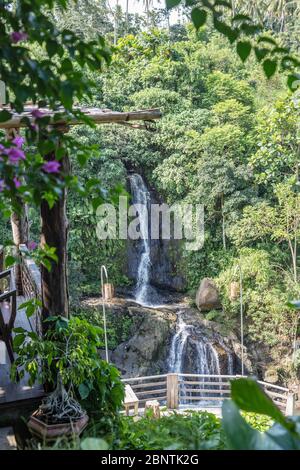 Cascata Layana a Ubud. Gianyar, Bali, Indonesia. Immagine verticale. Foto Stock