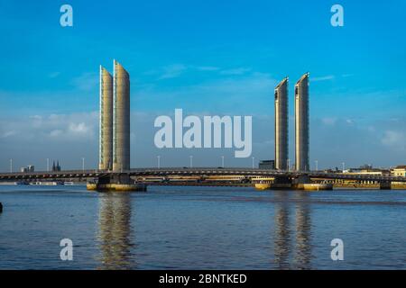 Pont Jacques Chaban-Delmas a Bordeaux, Francia. Foto Stock