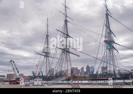 Boston, Massachusetts. 30 ottobre 2018. La USS Constitution presso il Charlestown Navy Shipyard con lo skyline di Boston, Massachusetts, sullo sfondo Foto Stock